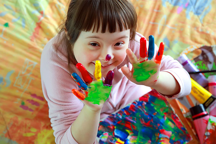 Una studente disabile gioca con i colori Marelabo propone allestimenti speciali, anche per bambini