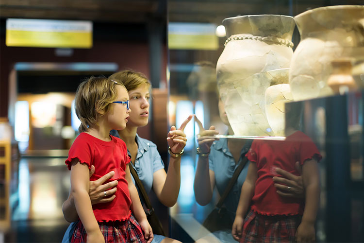 Un genitore avvicina una bambina al mondo dell'arte e dei musei progetto innovativo servizi culturali
